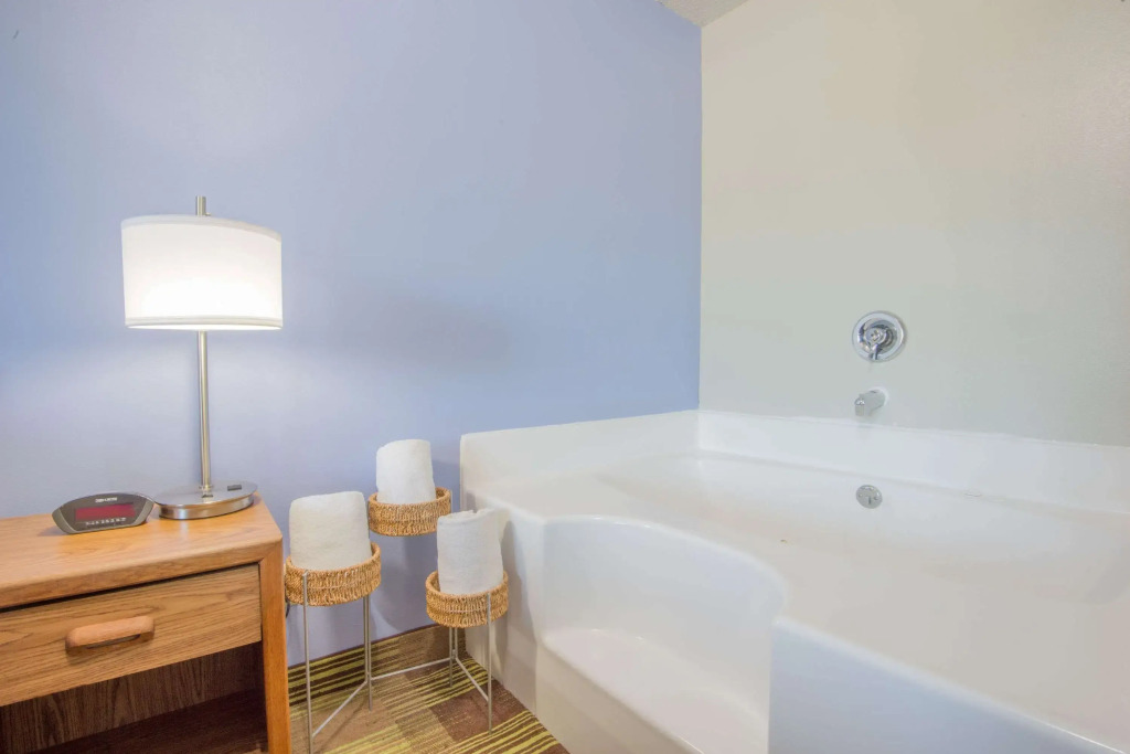 Super 8 by Wyndham Toledo