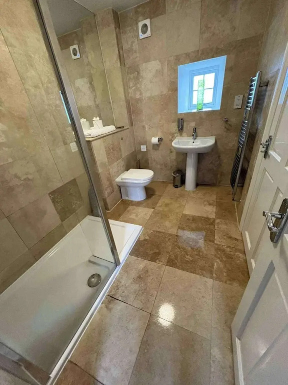 2 Bed Apartment - Sleeps 4 - Parking - Wifi