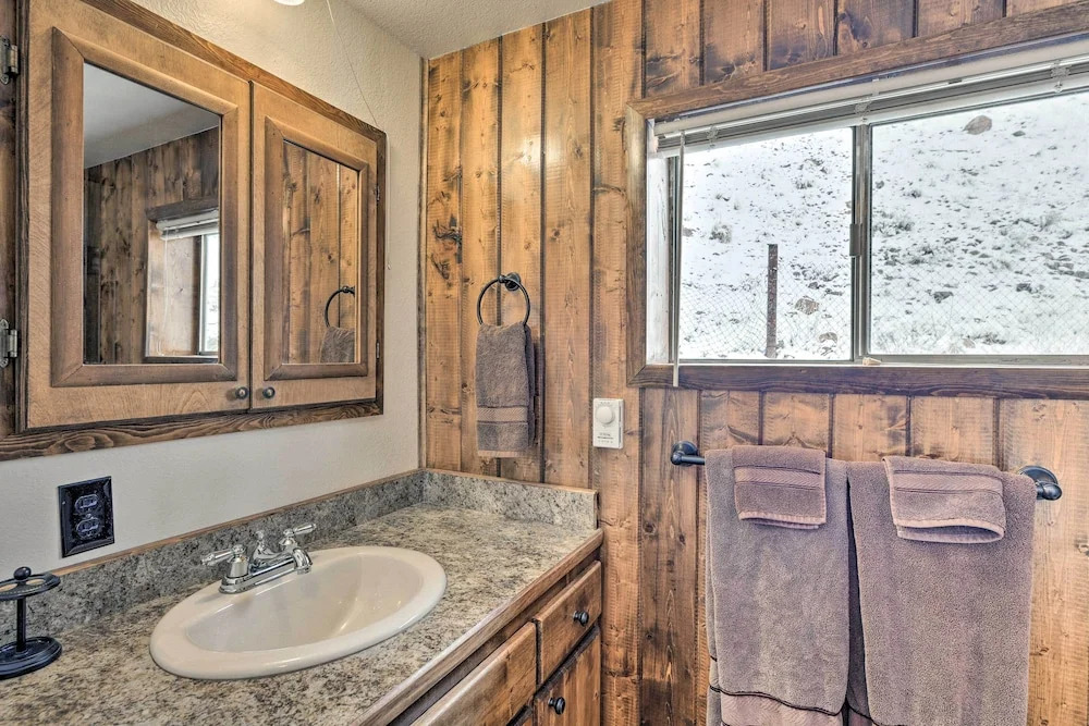Cozy Log Cabin Escape In the Heart of Creede!