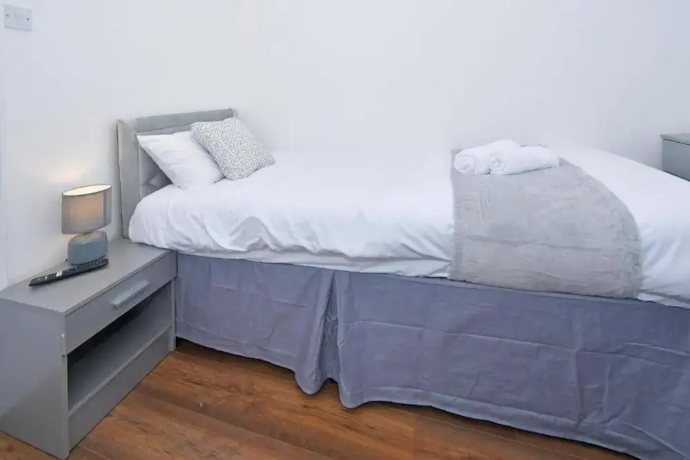 Spacious Home Sleeps 6 With Parking