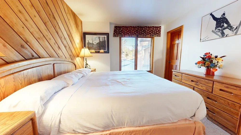 Snowcreek III 448 Pet-Friendly, Spacious and Bright, Gorgeous Meadow Views by RedAwning