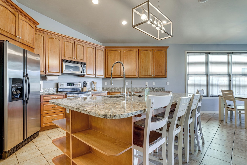 Poolside Oasis: Group-friendly Getaway in Phoenix!