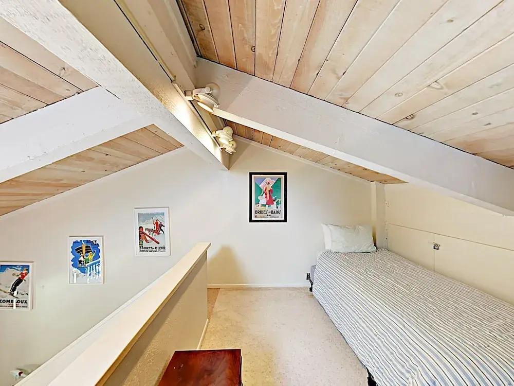 New Listing! Stylish 3-Story Condo Near Ski Resorts Condo
