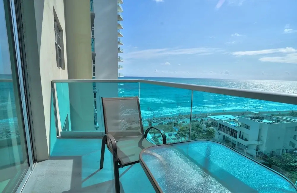 Hollywood apartment by the sea