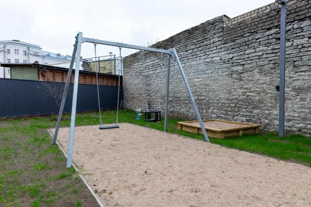New 1BR in superb location. Free parking & WIFI