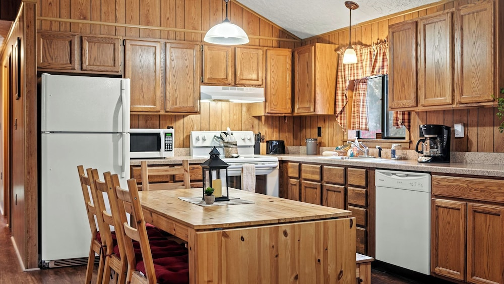 Mohegan by Avantstay Private Dock + Firepit Community Pool + Beach