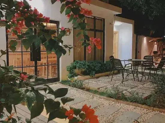 Cover yard homestay