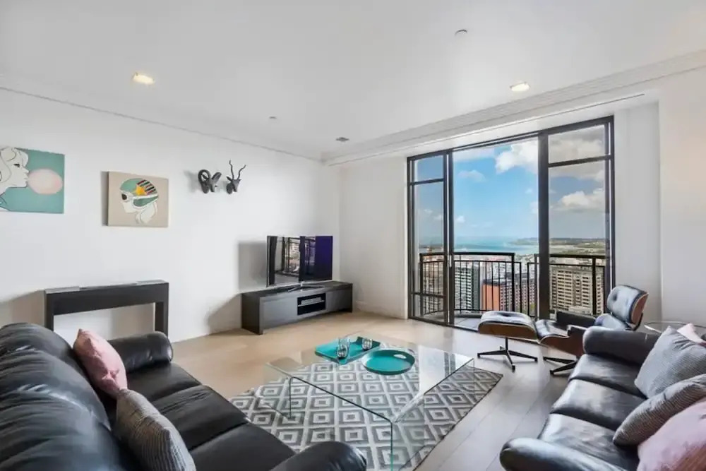Panoramic Views 2 Bedroom Penthouse Apartment With Carpark