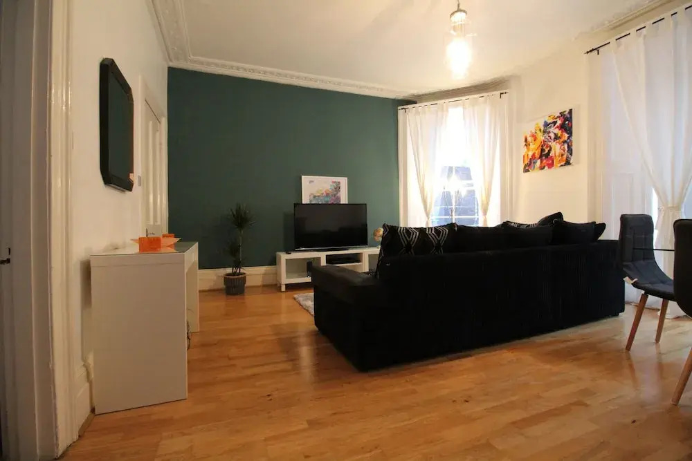 Kensington 3 Bed 2 Bath Apartment