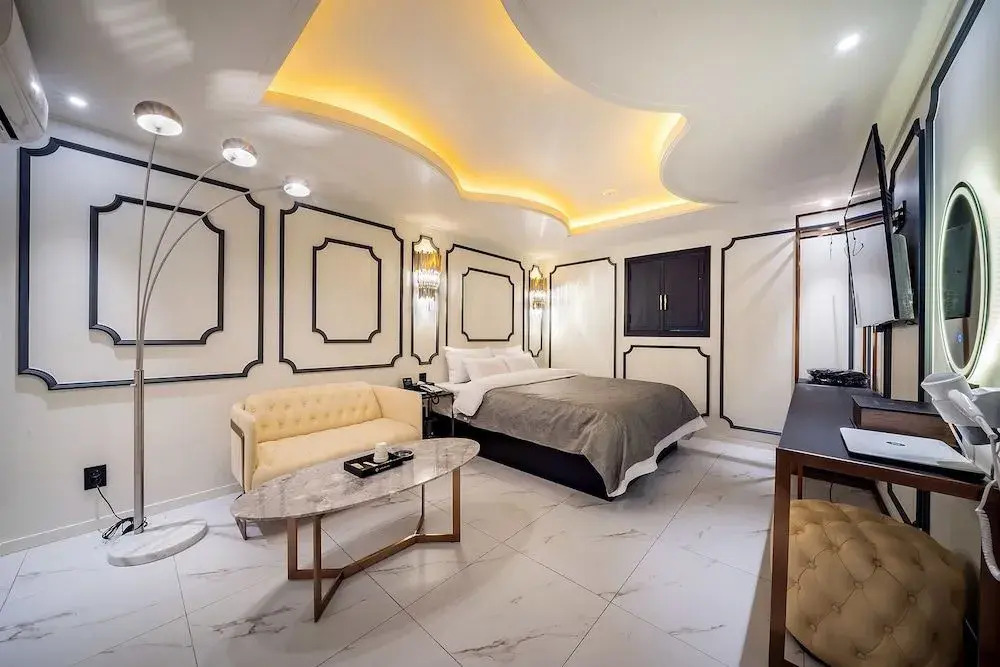 THE GRAY HOTEL