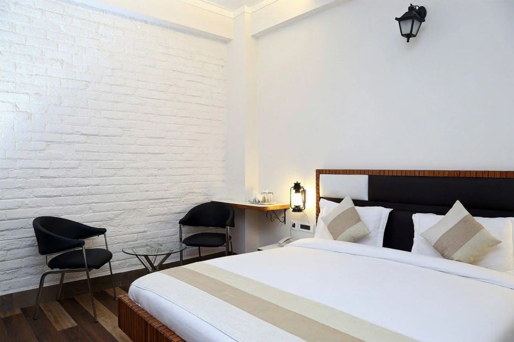 FabHotel Club Royale Airport