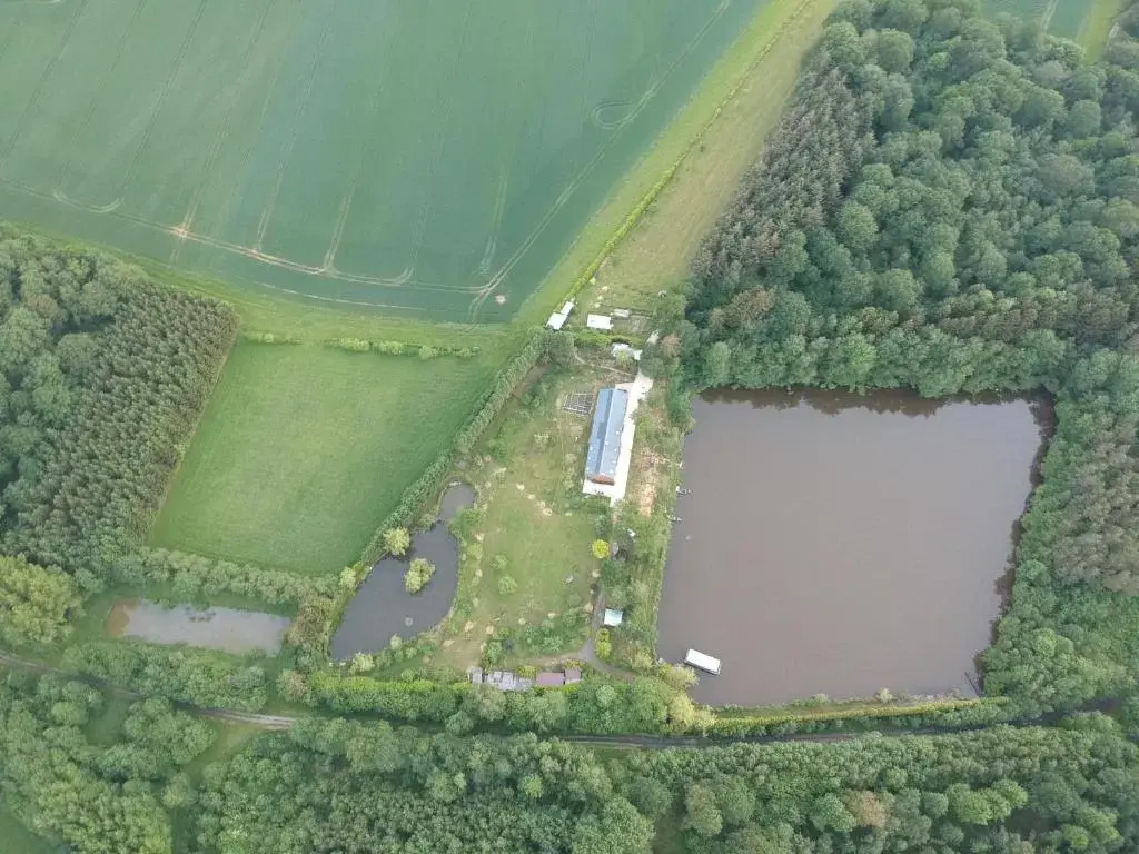 le bateau sur lac privé de 2 hectares poissonneux au milieu des bois