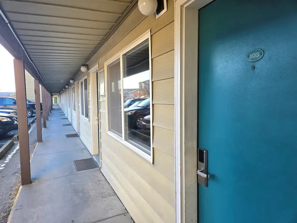 Breeze Inn Hotel & Motel