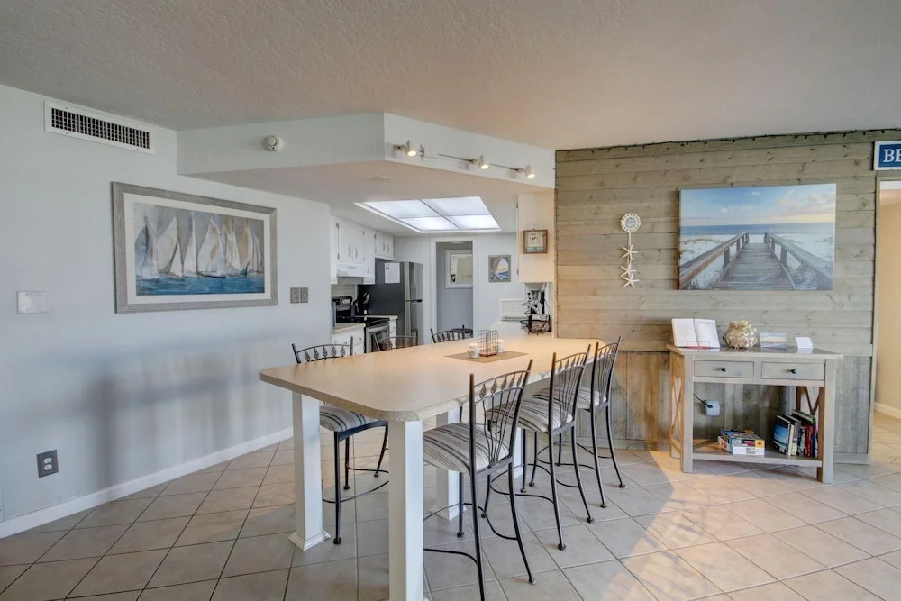 415 El Matador 1 Bedroom Condo by RedAwning