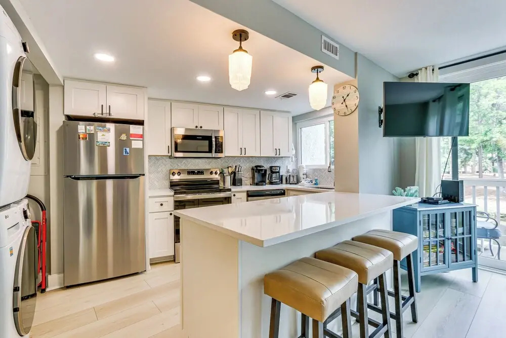 Walk to Beach: Coligny Gem w/ Community Perks