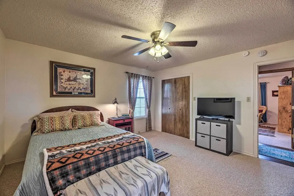 Mountains Majesty Cabin w/ Hot Tub & Mtn Views!