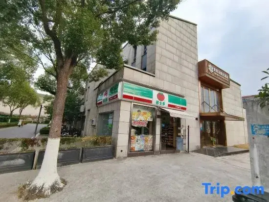 Zijinghua Holiday Hotel (Xinchang Ancient Town)