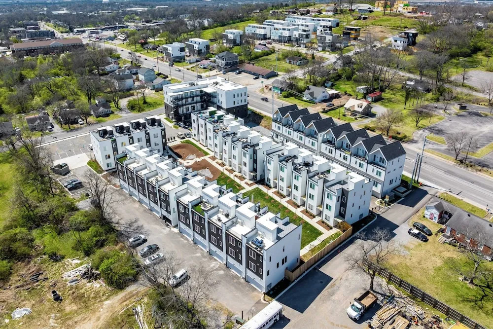 New Build Sleeps 12, 2 Condos, Modern Design Near Downtown Nashville