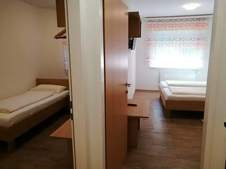 Dorf-Zimmer Mirth