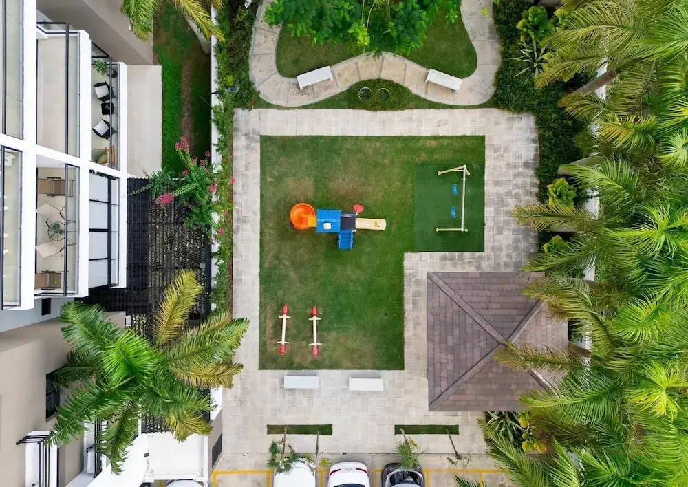 Dream Stay - Pool & Gym - 10min Airport & Homs
