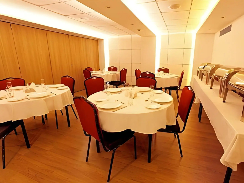 Mumbai Metro - The Executive Hotel