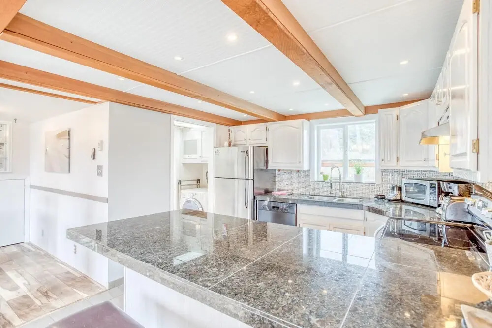 Lakefront Beachhouse