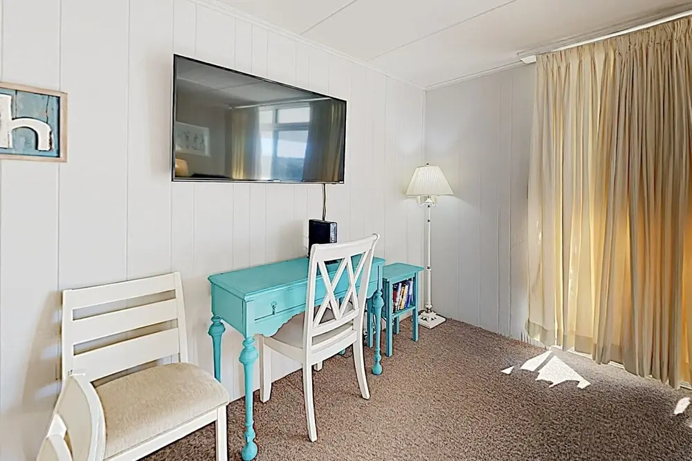 Comfy W/ Balcony & Views -- 200 To Beach! 3 Bedroom Condo