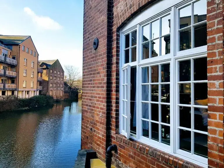 Cocoa Lily - River fronted studio with secure parking