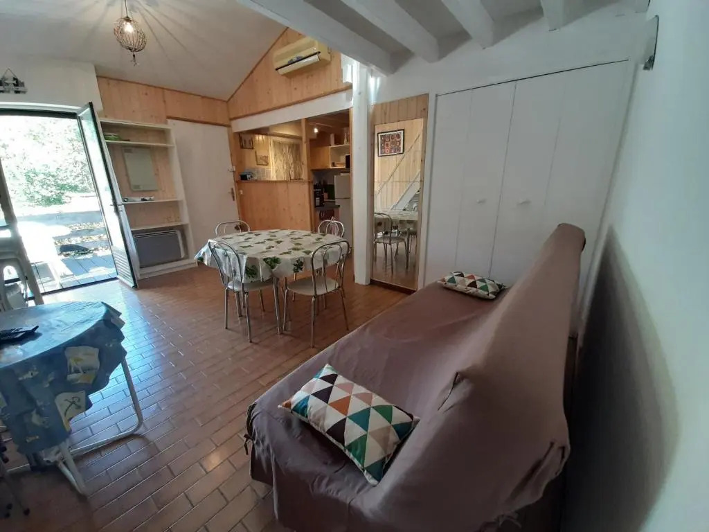 Maison moderne entre forêt et océan, avec jardin et terrasse. - FR-1-239-425