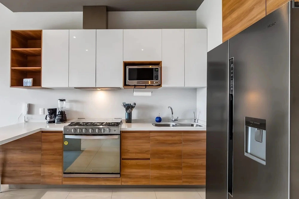 5th-floor apt Near the Ocean With Infinity Rooftop Pool, Balcony, Washer/dryer