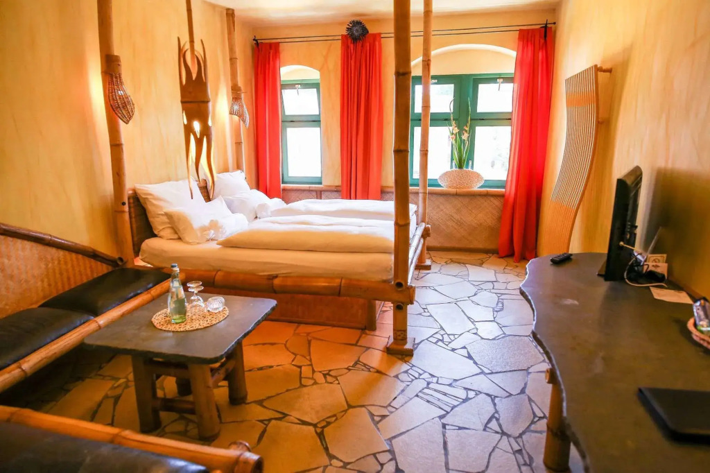 Backstage Hotel