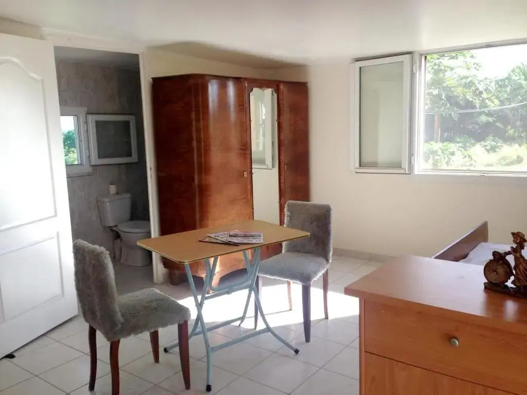 Studio in Triolet, With Enclosed Garden and Wifi - 3 km From the Beach