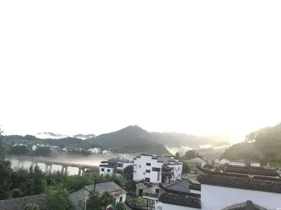 Jing Taohua Jie Holiday Homestay (Taohua Tan Scenic Area)