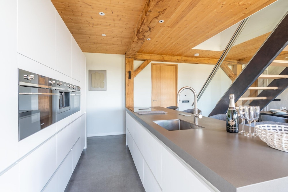 Modern 6-person Villa With Private Hot Tub - Near Beach & Nature