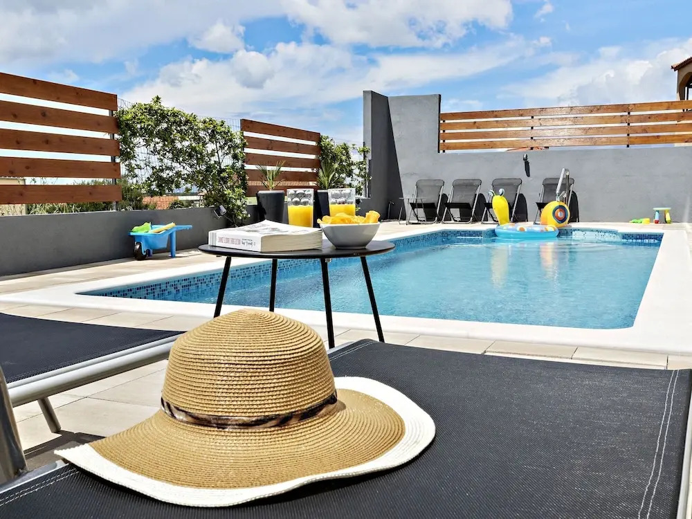 Modern Apartment in Newly Built House with Pool And Seview, 150m From the Beach