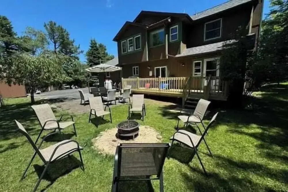 The Wooden Nest by Avantstay Deck, Big Yard w/ Hammocks & Fire Pit