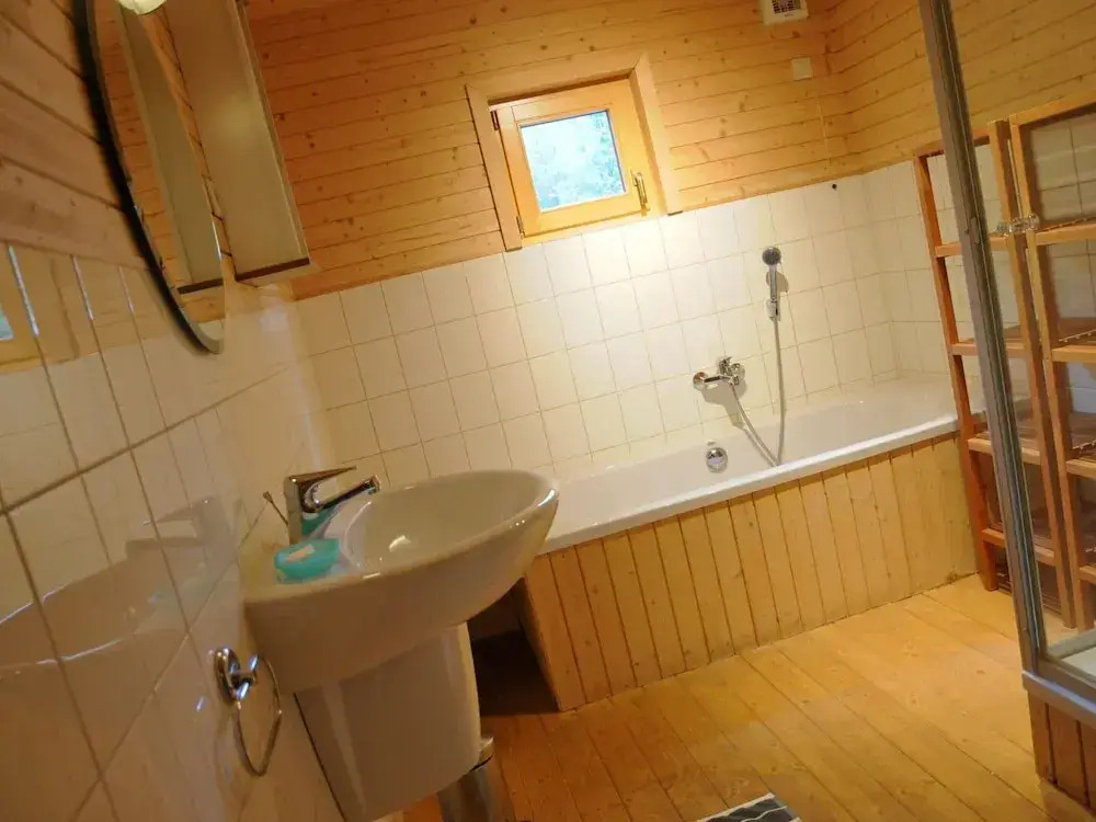 Spacious Chalet Located at Bomal with Hot Tub & Garden Parlour