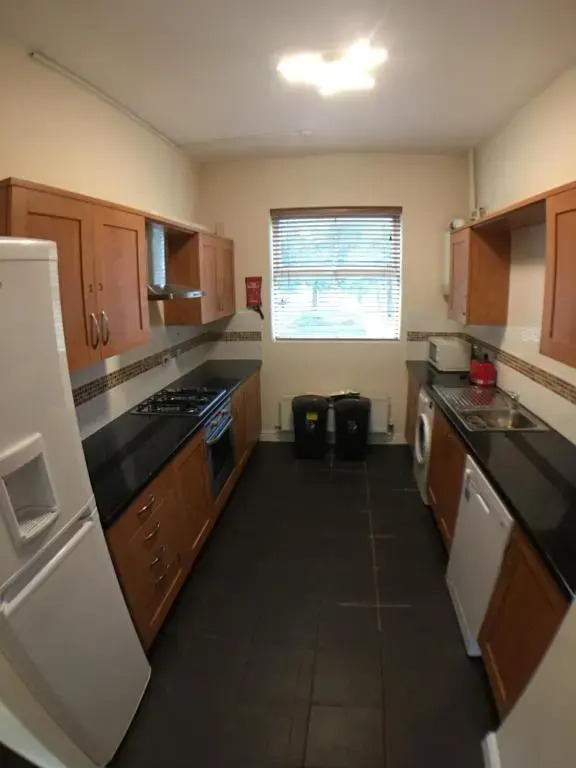 4 Bedrooms, 3 Bathrooms, Comfy beds, 5 Netflix TVs & VAN PARKING