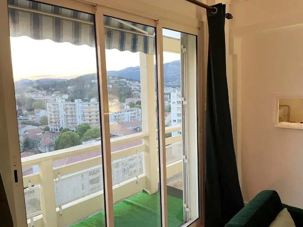 Appartement de 2 chambres avec vue sur la mer balcon et wifi a Toulon a 5 km de la plage
