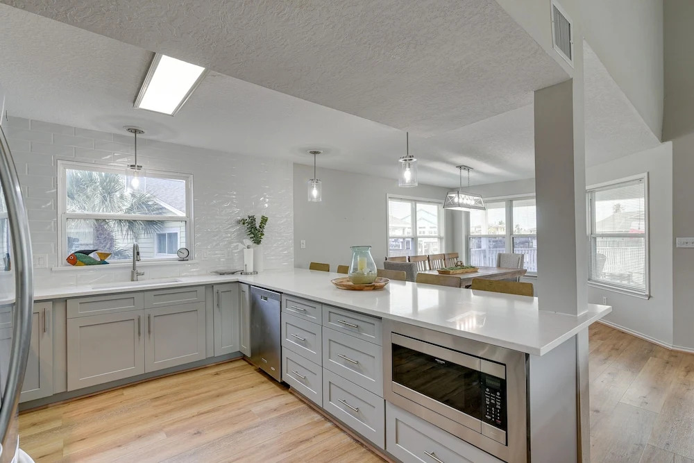 Canal Access & Decks: Bayfront Jamaica Beach House