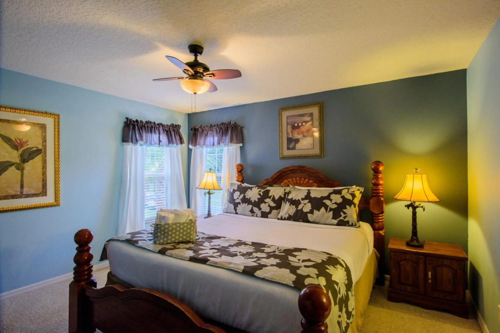 8BR -private swimming pool -gated resort community -suitable for family & group getaways -5 miles to Disney