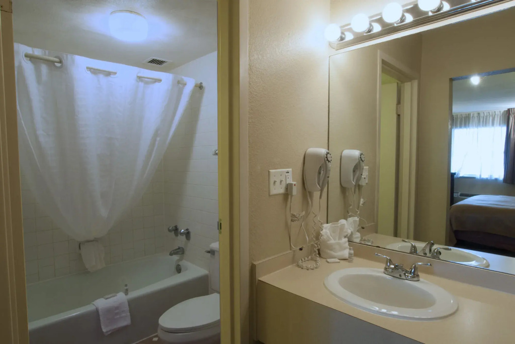Lamplighter Inn & Suites - North