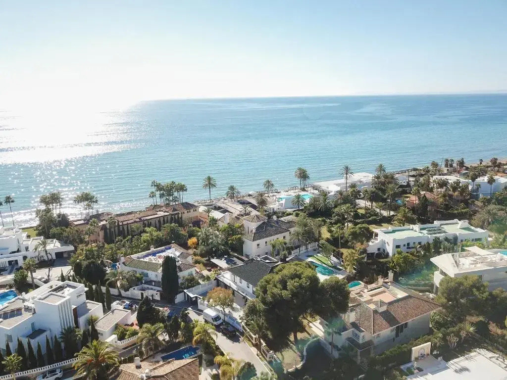 Villa encantadora junto a la playa en Los Monteros con seguridad 24 horas
