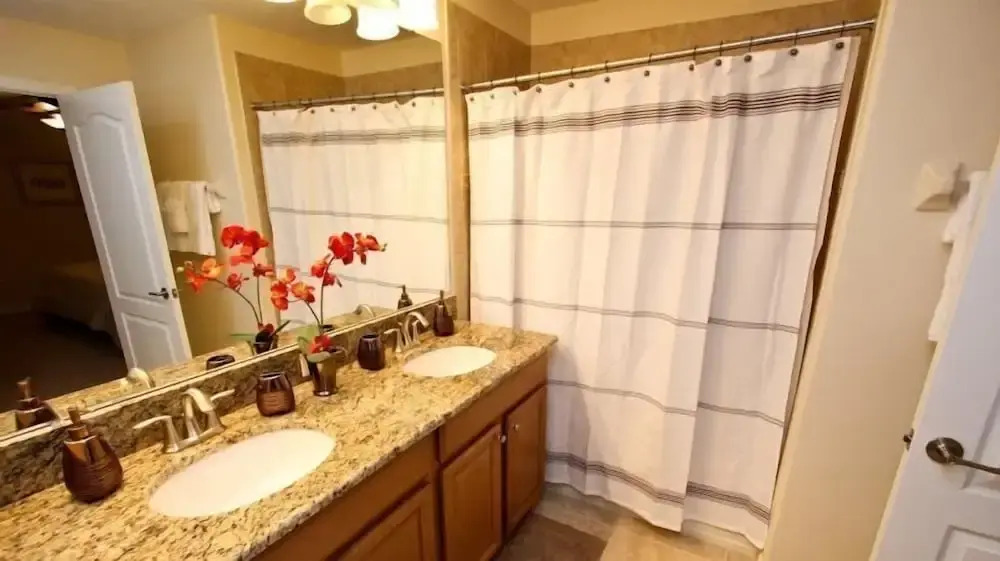 Beautiful 4 Bedroom 3 Bath Town Home in Paradise Palms Resort