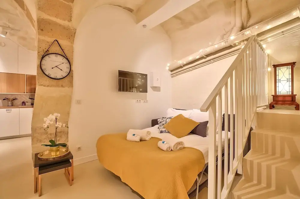 New Stunning 4 Bdrs Apt, With AC – Le Marais