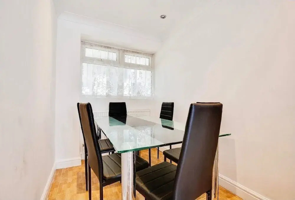 3 Bedroom in Northolt by Stayfolk