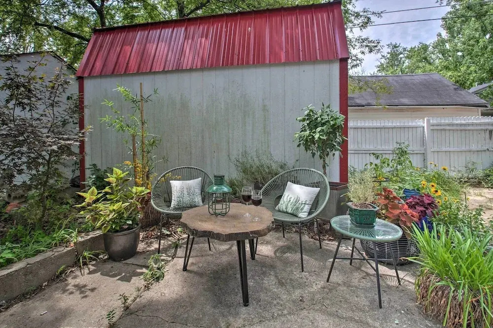 2 Mi to Oaklawn Casino: Home w/ Peaceful Yard!