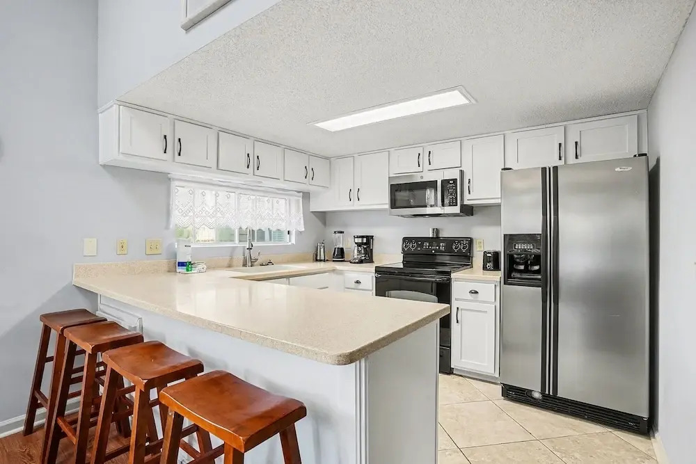 6F Cumberland - split level, 2 bedroom villa, full access!! 2 Condo