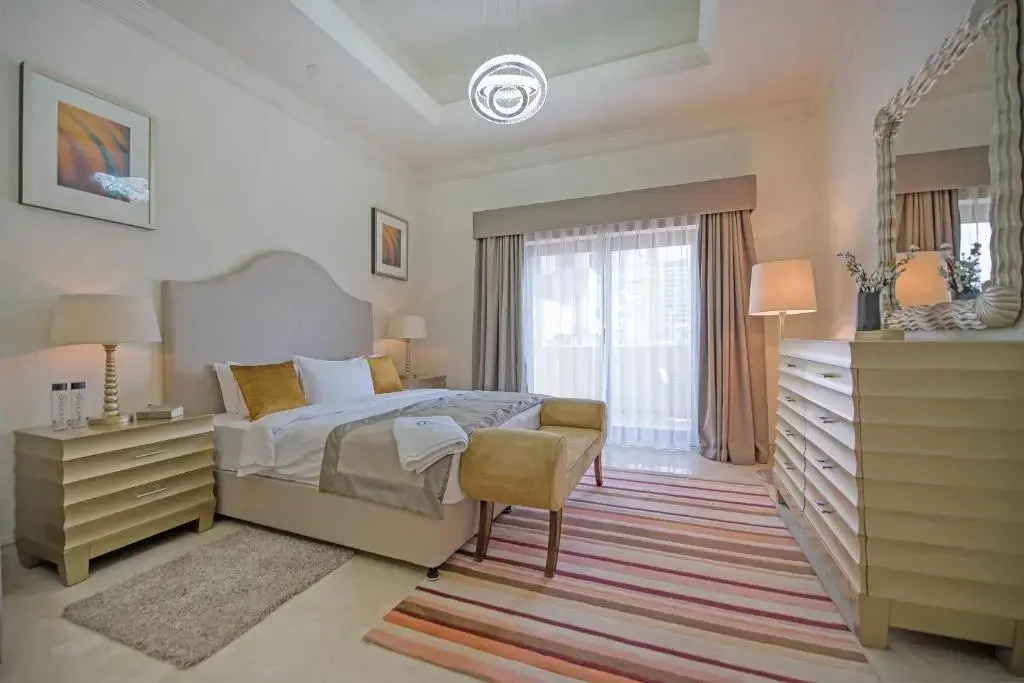 Luxurious 3BR Townhouse with Maid's & Private Pool in Palm Jumeirah