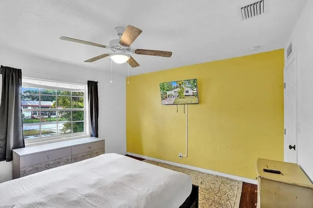 Luxe 3/2 Private Home W/bbq, Gazebo & Free Parking!